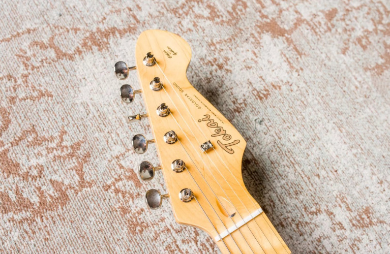 Guitarra eléctrica TOKAI Strato AST114 SH Black Maple