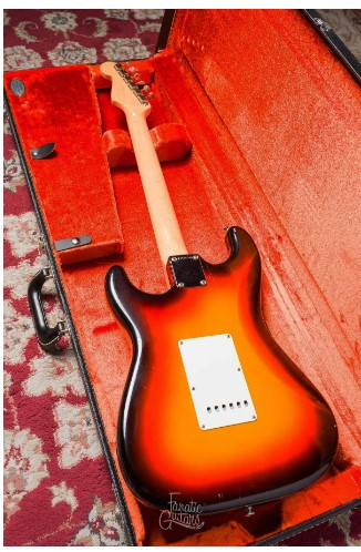 FENDER American Vintage '65 Stratocaster 3-Colour Sunburst