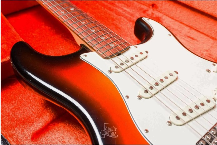 FENDER American Vintage '65 Stratocaster 3-Colour Sunburst